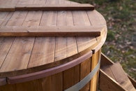 Svalbard Classic cold tub wooden lid closeup