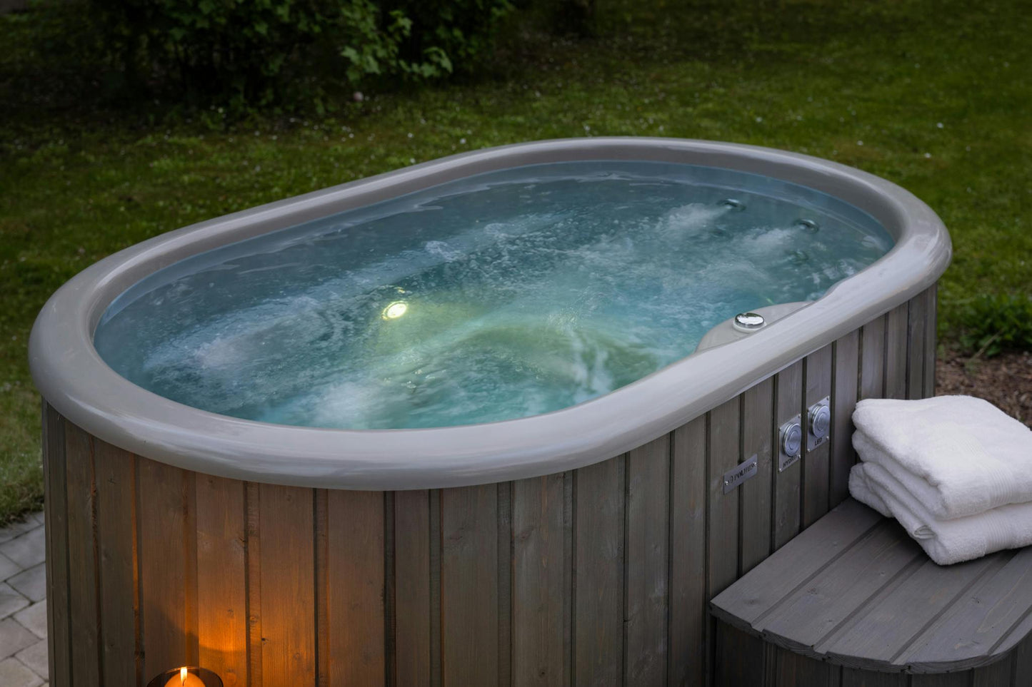 Polar Spa Duo hot tub jet nozzles in use