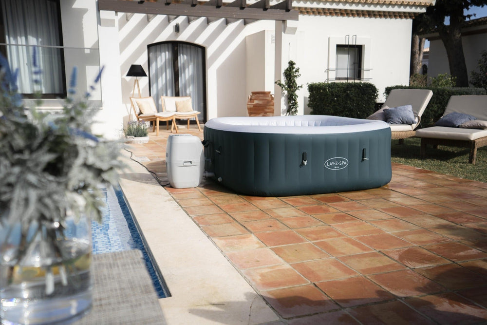 Ryny Ibiza AirJet hot tub with insulating cover