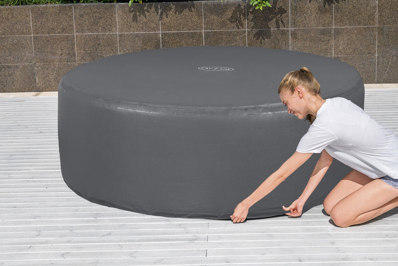 Thermal cover fitted on small round hot tub