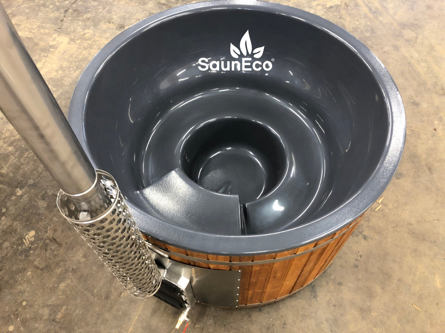 Wood Fired Hot Tub with Internal Heater and Fiberglass Lining. Diameter 2 Meters. Room for up to 5 People.