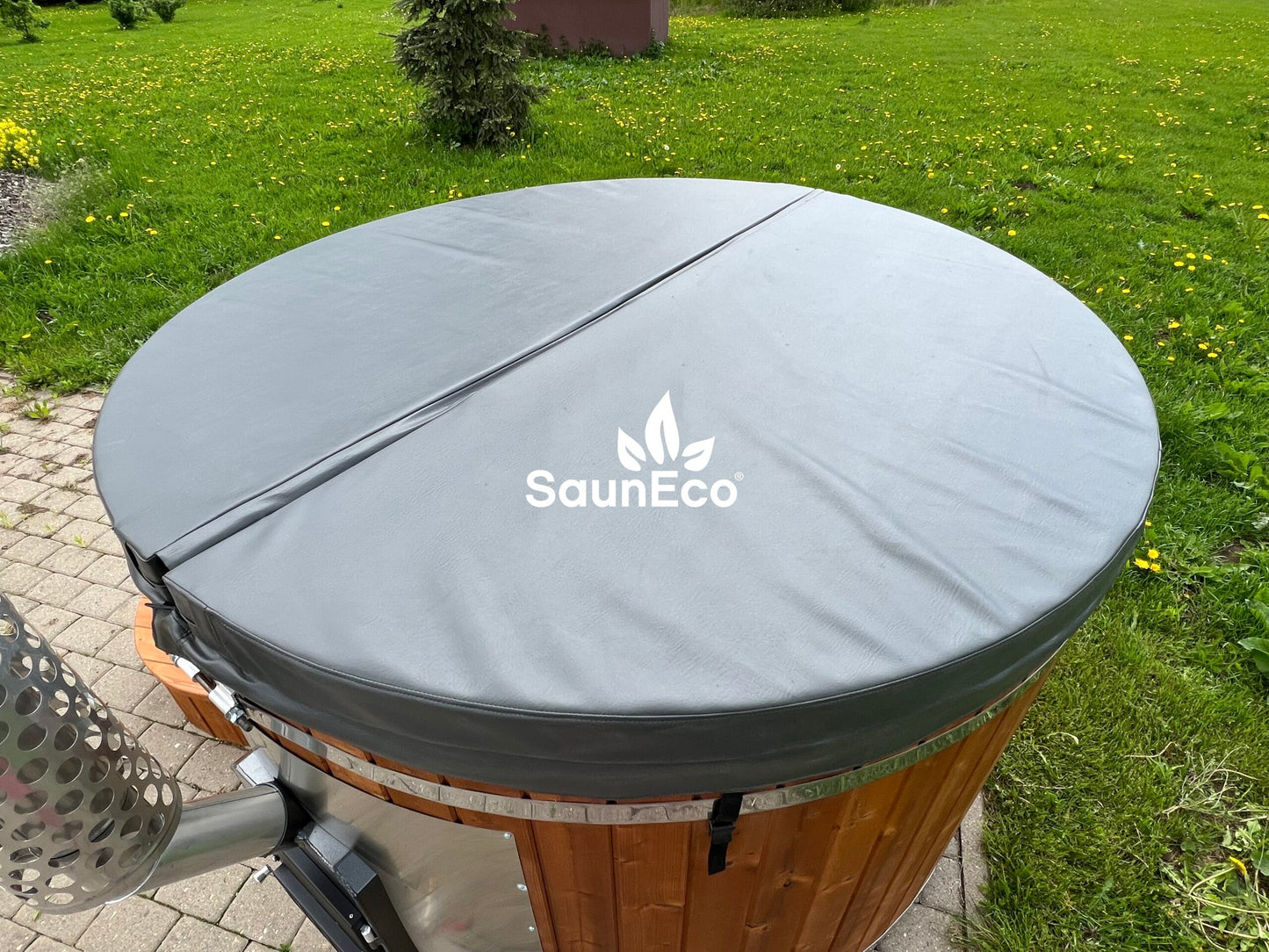 Wood Fired Hot Tub with Internal Heater and Fiberglass Lining. Diameter 2 Meters. Room for up to 5 People.