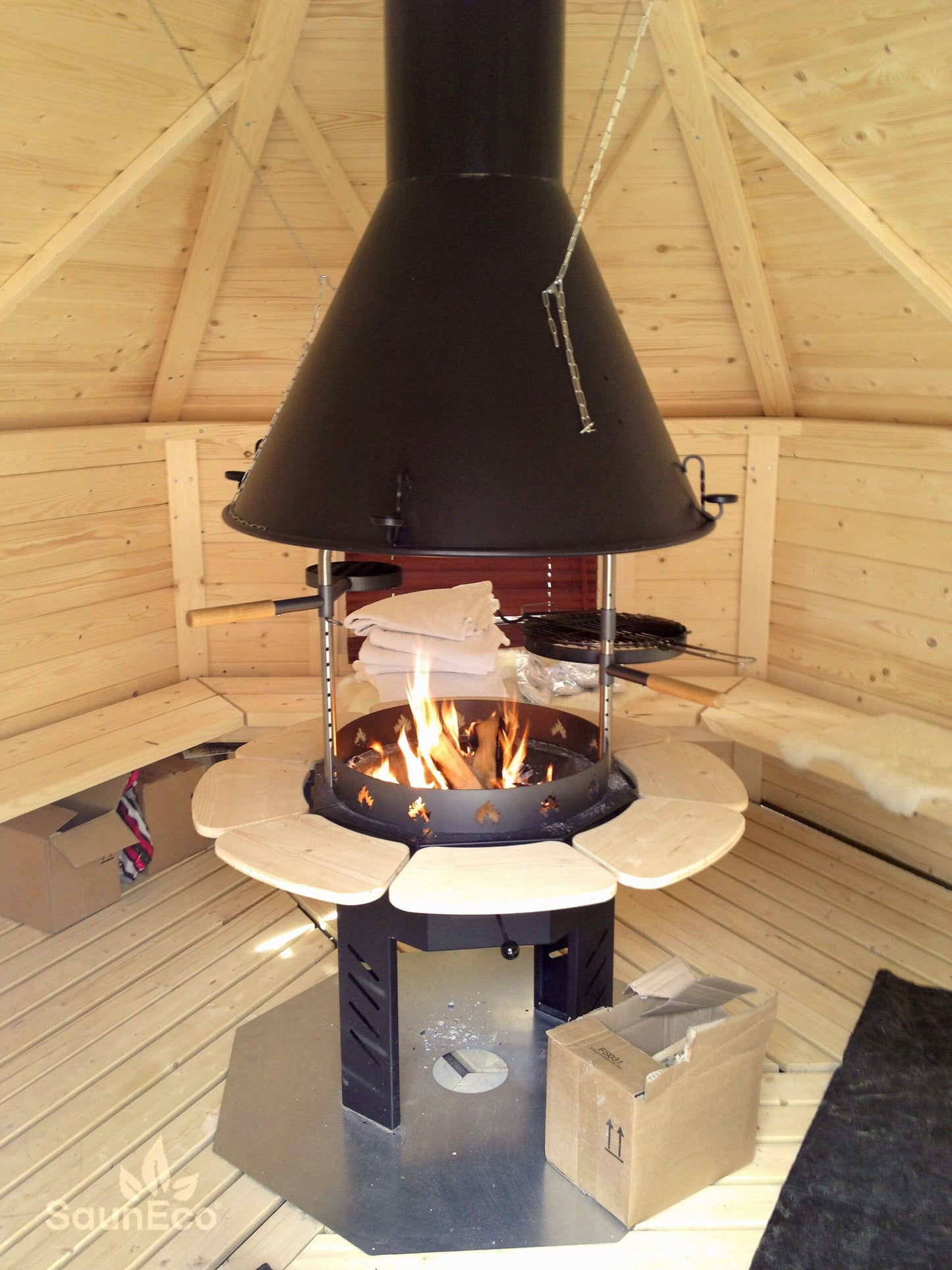 30ft² Large Spruce Wood Grillhouse + For 10 person + Large Grill