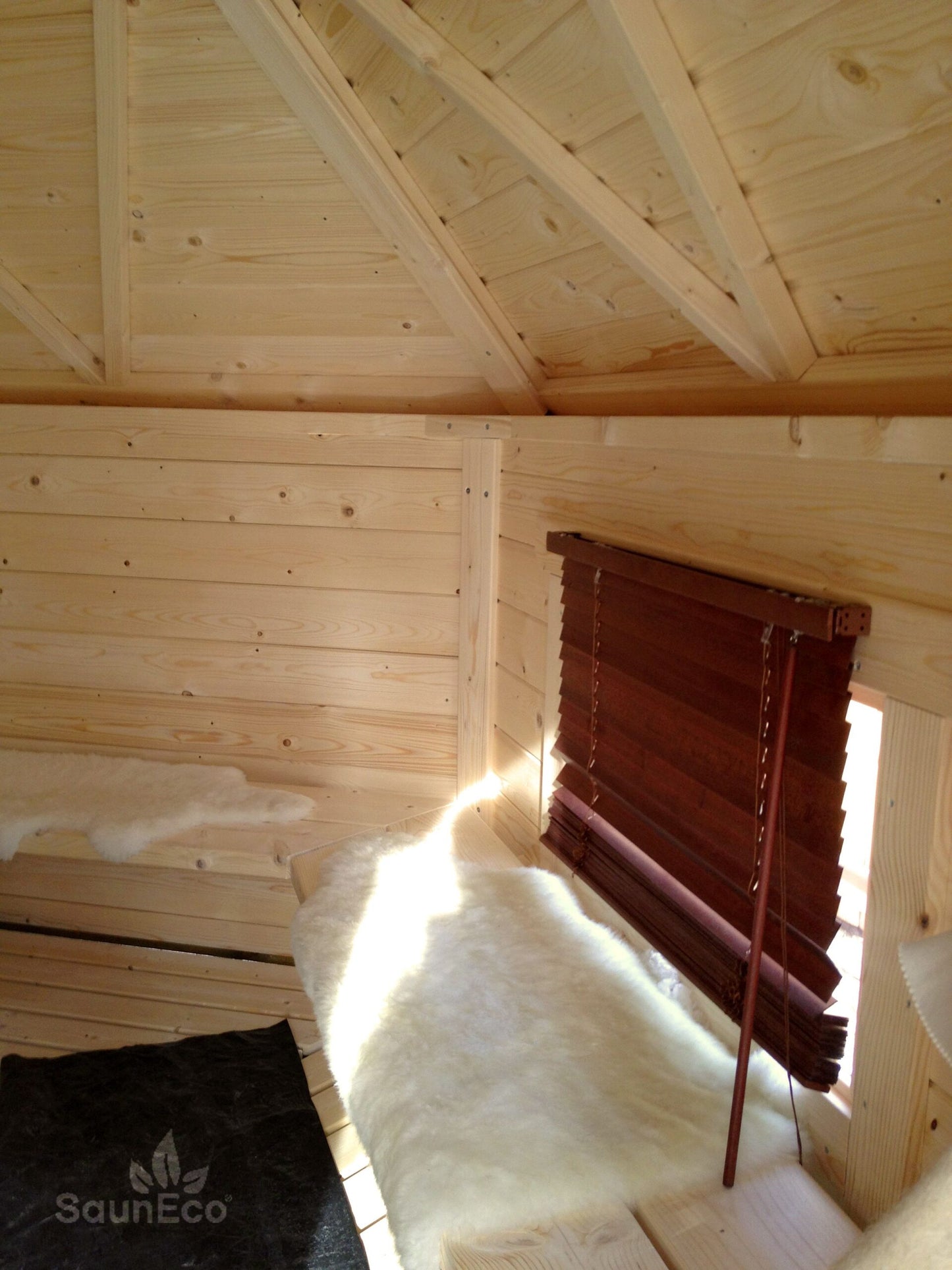 30ft² Large Spruce Wood Grillhouse + For 10 person + Large Grill