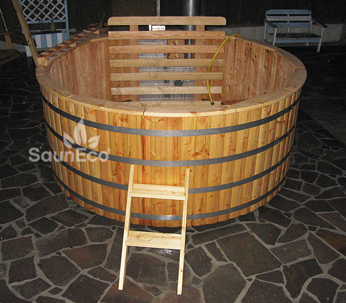 XXL wooden hot tub side view showing larch wood construction