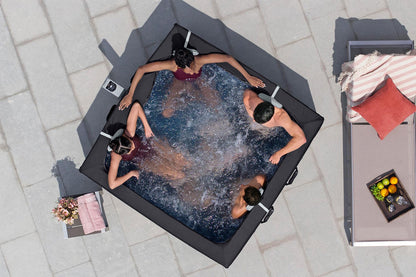 Ryny Stockholm AirJet foam wall hot tub for 6 people