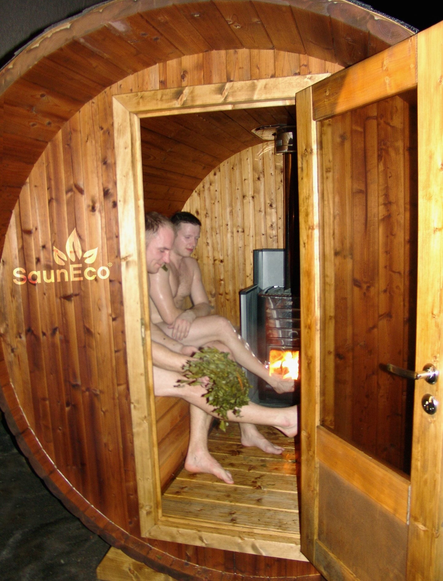 Barrel Saunas – Small Wooden Barrel Sauna Lodge (8ft) for 6 | Electric Stove