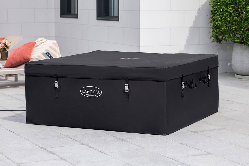 Ryny Stockholm AirJet hot tub with insulating energy saving lid