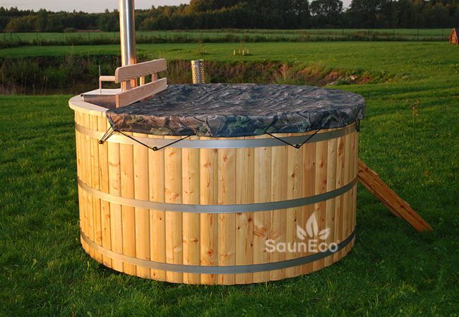 Barrel Saunas Large Larch Hot Tub chimney and adjustable steel bands